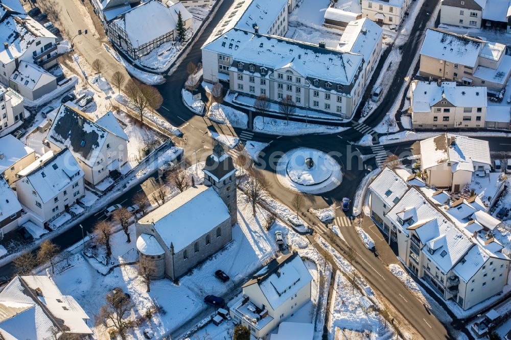 Brilon from above - Wintry snowy Traffic management of the roundabout road Scharfenberger street, Lindenweg, Schuetzengraben und Steinweg in Brilon in the state North Rhine-Westphalia