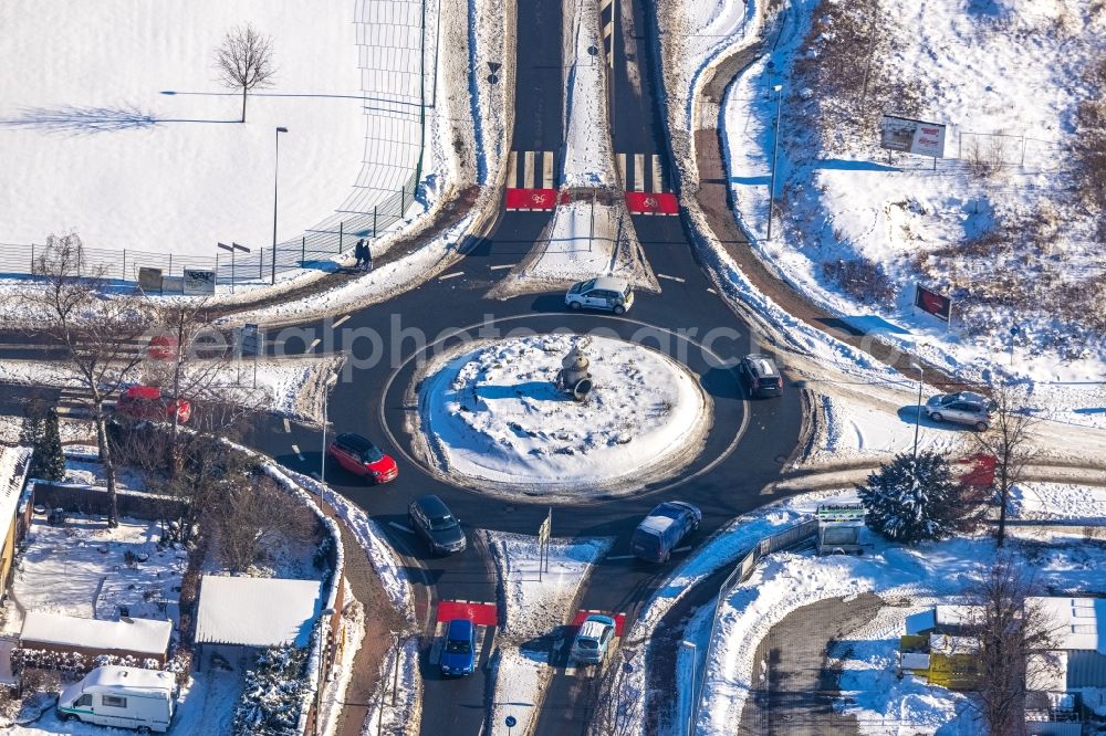 Unna from above - Wintry snowy traffic management of the roundabout road Viktoriastrasse - Hammer Strasse in Unna in the state North Rhine-Westphalia, Germany