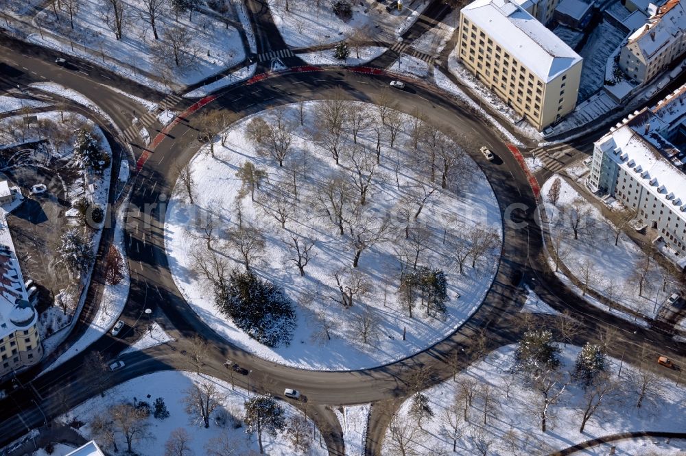 Aerial image Würzburg - Wintry snowy traffic management of the roundabout road Zwischen Haugering and Martin-Luther-Strasse in the district Altstadt in Wuerzburg in the state Bavaria, Germany