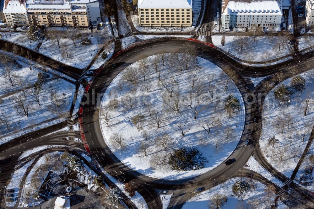 Aerial photograph Würzburg - Wintry snowy traffic management of the roundabout road Zwischen Haugering and Martin-Luther-Strasse in the district Altstadt in Wuerzburg in the state Bavaria, Germany