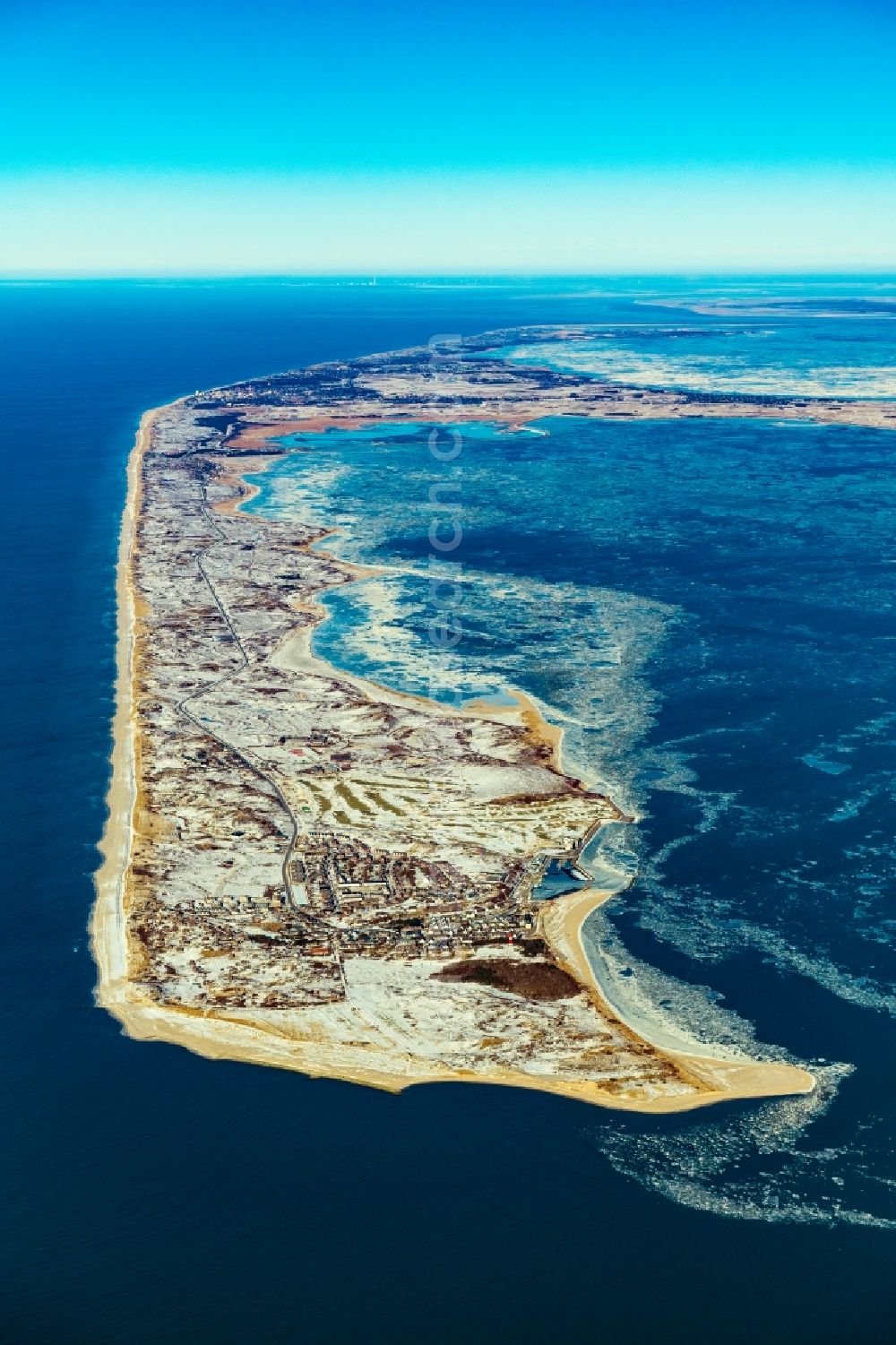 Aerial photograph Hörnum (Sylt) - Wintry snowy coastal area of the Nordsee - Island in Hoernum (Sylt) in the state Schleswig-Holstein