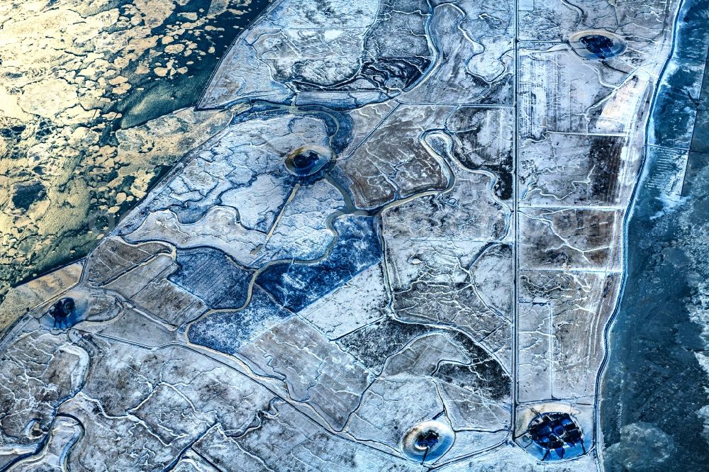 Aerial photograph Langeneß - Wintry snowy coastal area of the North Sea- Island in Langeness in the state Schleswig-Holstein