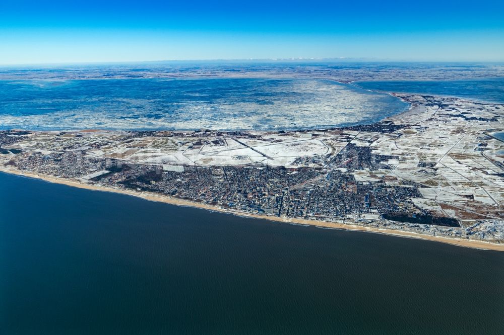 Sylt from the bird's eye view: Wintry snowy coastal area of the North Sea - Island in the district Westerland in Sylt in the state Schleswig-Holstein