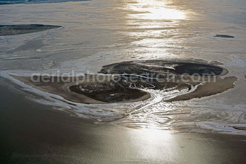 Aerial photograph Nigehörn - Wintry snowy coastal area of the North Sea - Island in Scharhoern in the state Hamburg