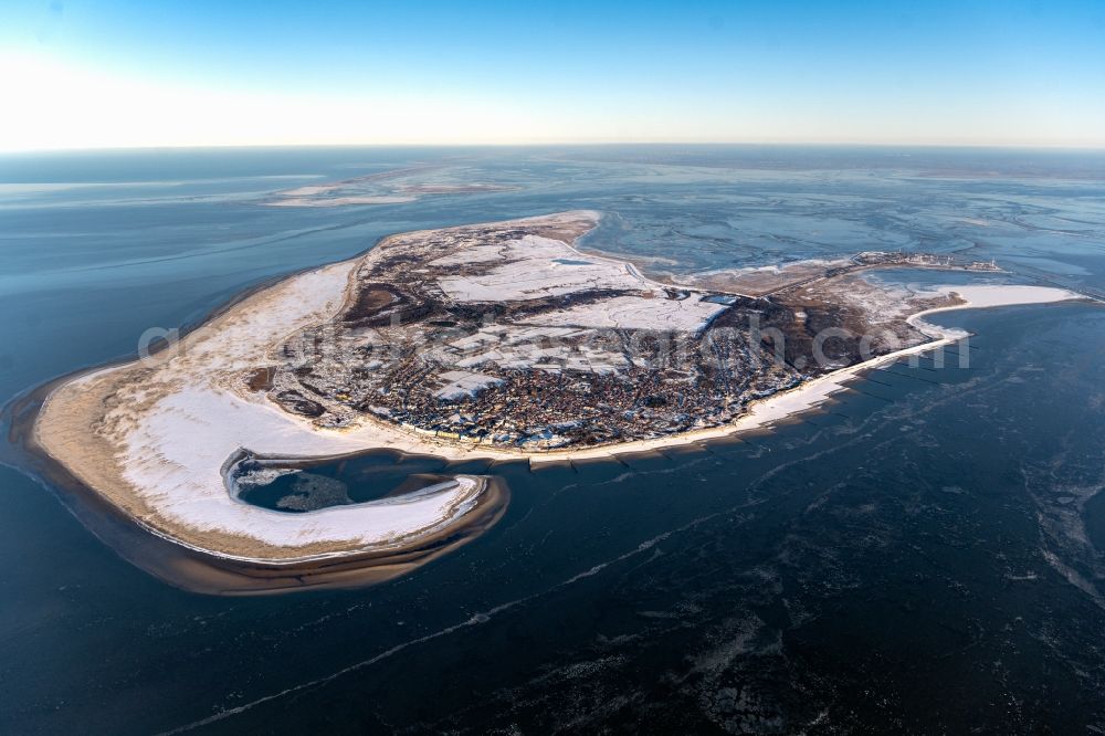 Borkum from the bird's eye view: Wintry snowy coastal area the North Sea island in Borkum in the state Lower Saxony, Germany