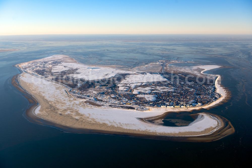 Aerial photograph Borkum - Wintry snowy coastal area the North Sea island in Borkum in the state Lower Saxony, Germany