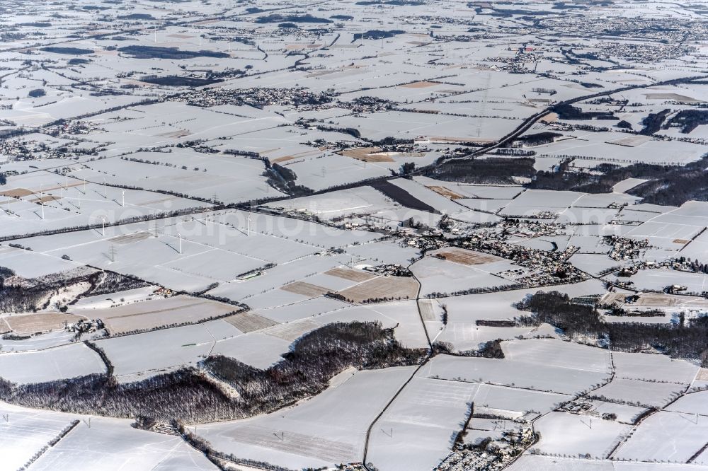 Aerial photograph Siddinghausen - Wintry snow-covered landscape of mainly agricultural fields in Siddinghausen in the Ruhr area in the state of North Rhine-Westphalia, Germany