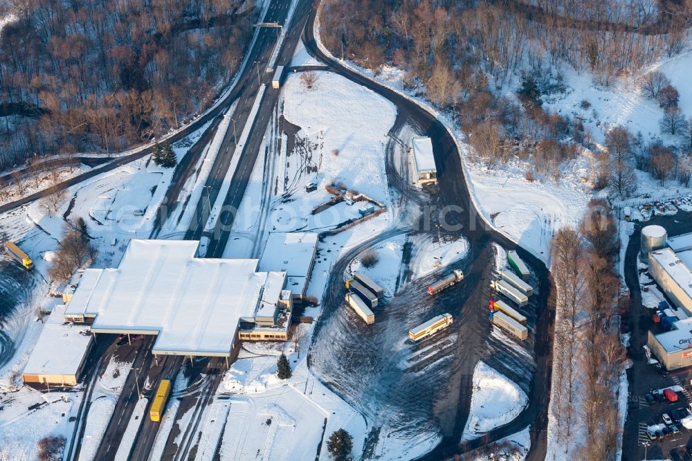 Scheibenhard from the bird's eye view: Wintry snowy Lorries and Truck storage areas and free-standing storage on former customs Lauterbourg now state-police department Bienwald in Scheibenhard in Grand Est, France