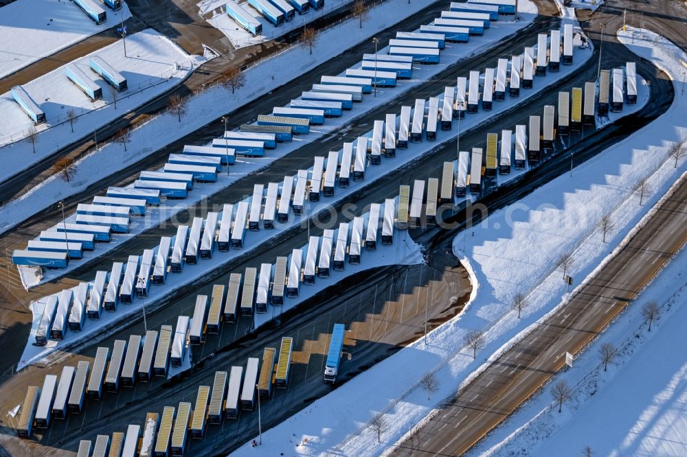 Leinfelden-Echterdingen from the bird's eye view: Wintry snowy truck trailer parking spaces and open space warehouse from Amazon on the exhibition parking lots in Leinfelden-Echterdingen in the state Baden-Wuerttemberg, Germany