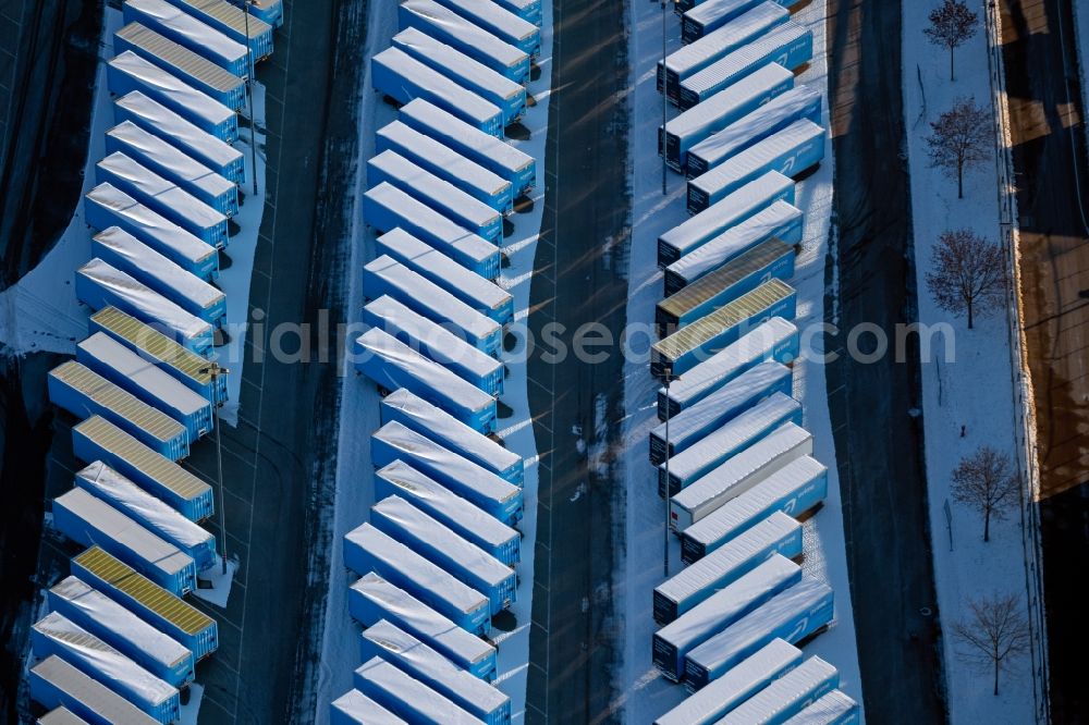 Aerial photograph Leinfelden-Echterdingen - Wintry snowy truck trailer parking spaces and open space warehouse from Amazon on the exhibition parking lots in Leinfelden-Echterdingen in the state Baden-Wuerttemberg, Germany