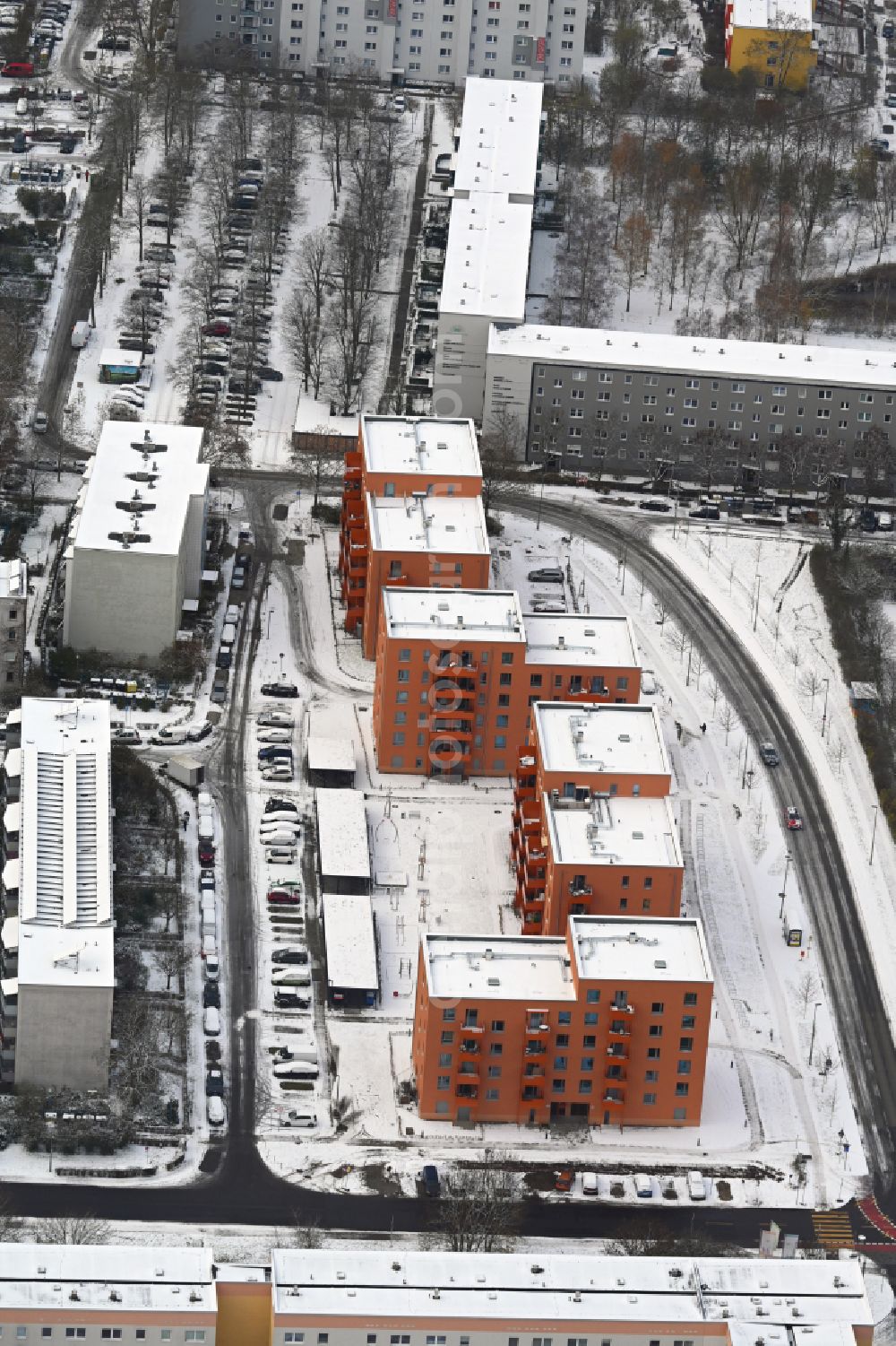 Aerial photograph Berlin - Wintry snowy multi-family residential complex Gothaer Strasse - Alte Hellersdorfer Strasse in the district Hellersdorf in Berlin, Germany