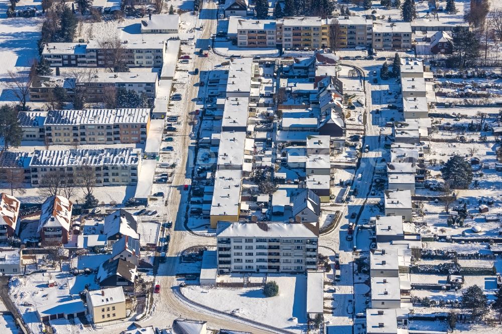 Aerial photograph Unna - Wintry snowy residential area of a multi-family house settlement along the Gadumerstrasse in Unna at Ruhrgebiet in the state North Rhine-Westphalia, Germany