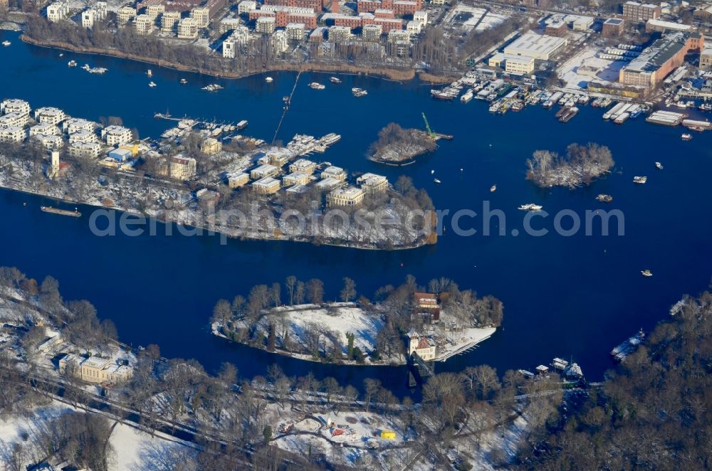 Aerial photograph Berlin - Wintry snowy residential area of a??a??an apartment building with boat jetties on the banks of the Stralau peninsula in the Rummelsburg Bay in the Friedrichshain district of Berlin, Germany