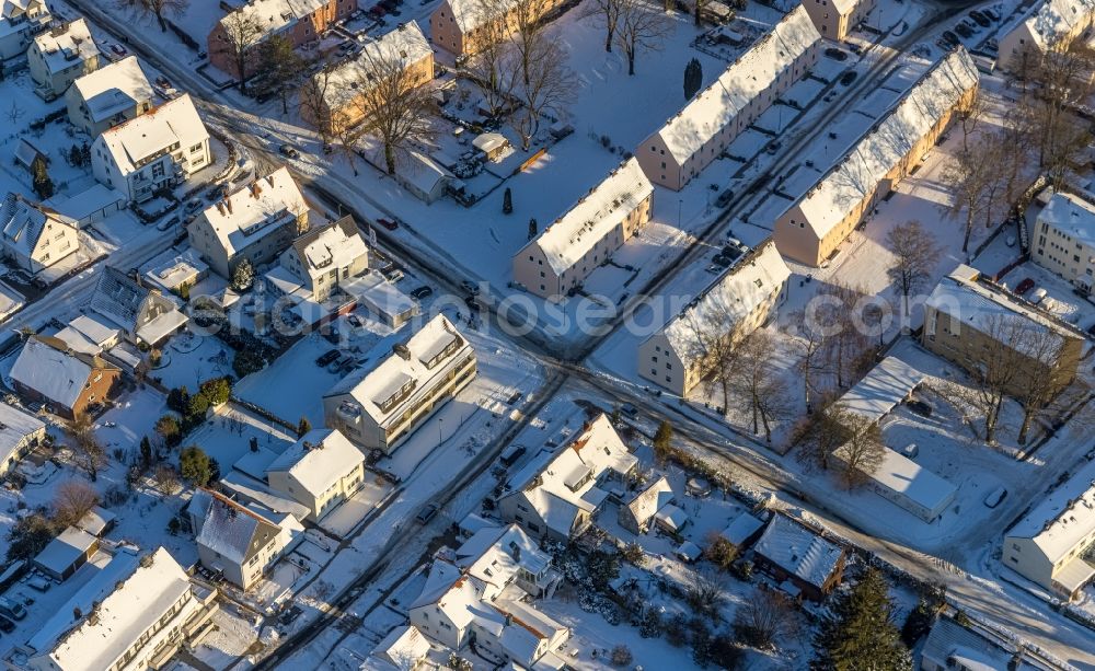 Aerial image Soest - Wintry snowy residential area of a multi-family house settlement Muellingser Weg - Schlesische Strasse in Soest in the state North Rhine-Westphalia, Germany