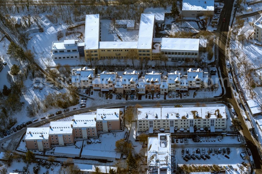 Würzburg from the bird's eye view: Wintry snowy residential area of a multi-family house settlement on Richard-Strauss-Strasse in the district Frauenland in Wuerzburg in the state Bavaria, Germany