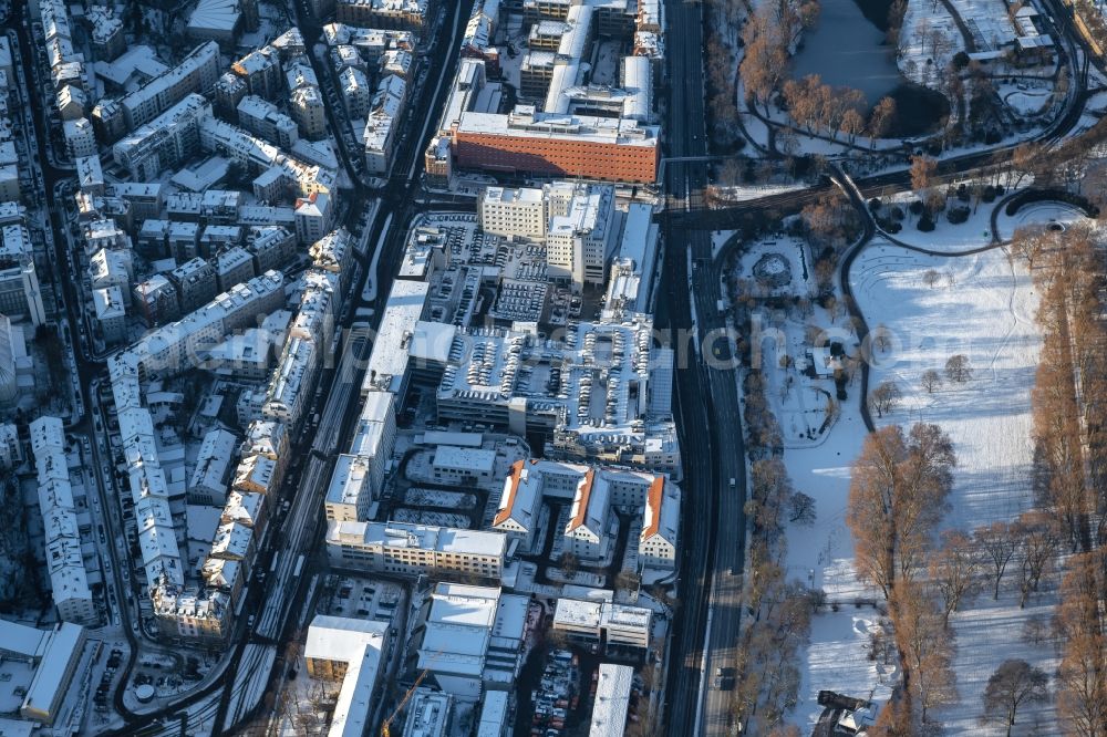 Aerial image Stuttgart - Wintry snowy residential area of a multi-family house settlement between Neckarstrasse and Cannstatter Strasse in the district Stoeckach in Stuttgart in the state Baden-Wuerttemberg, Germany