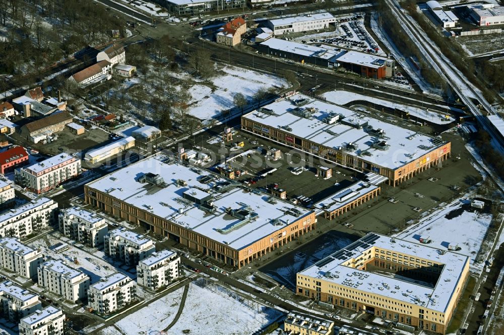 Aerial photograph Berlin - Wintry snowy shopping Mall Biesdorf Center between Weissenhoher St. und Koepenicker St. in Berlin Biesdorf