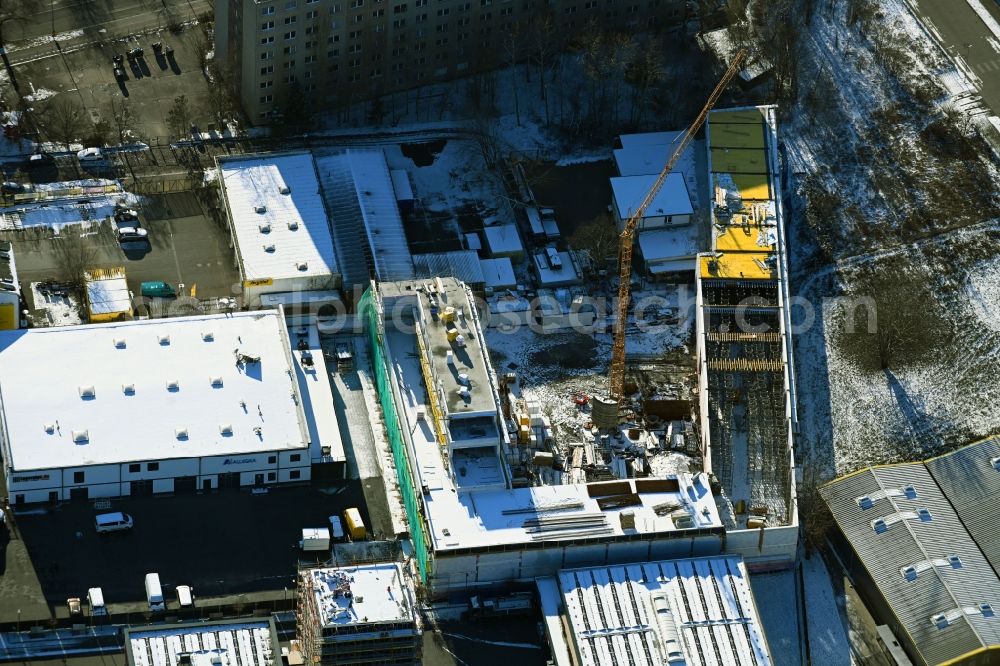 Berlin from the bird's eye view: Wintry snowy new building construction site in the industrial park on Berliner Allee in the district Weissensee in Berlin, Germany