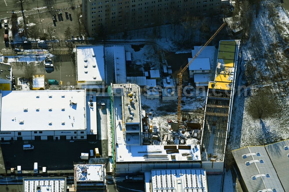 Aerial image Berlin - Wintry snowy new building construction site in the industrial park on Berliner Allee in the district Weissensee in Berlin, Germany