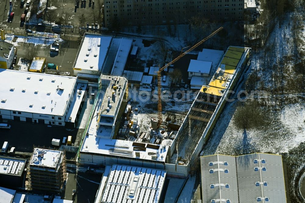 Aerial photograph Berlin - Wintry snowy new building construction site in the industrial park on Berliner Allee in the district Weissensee in Berlin, Germany