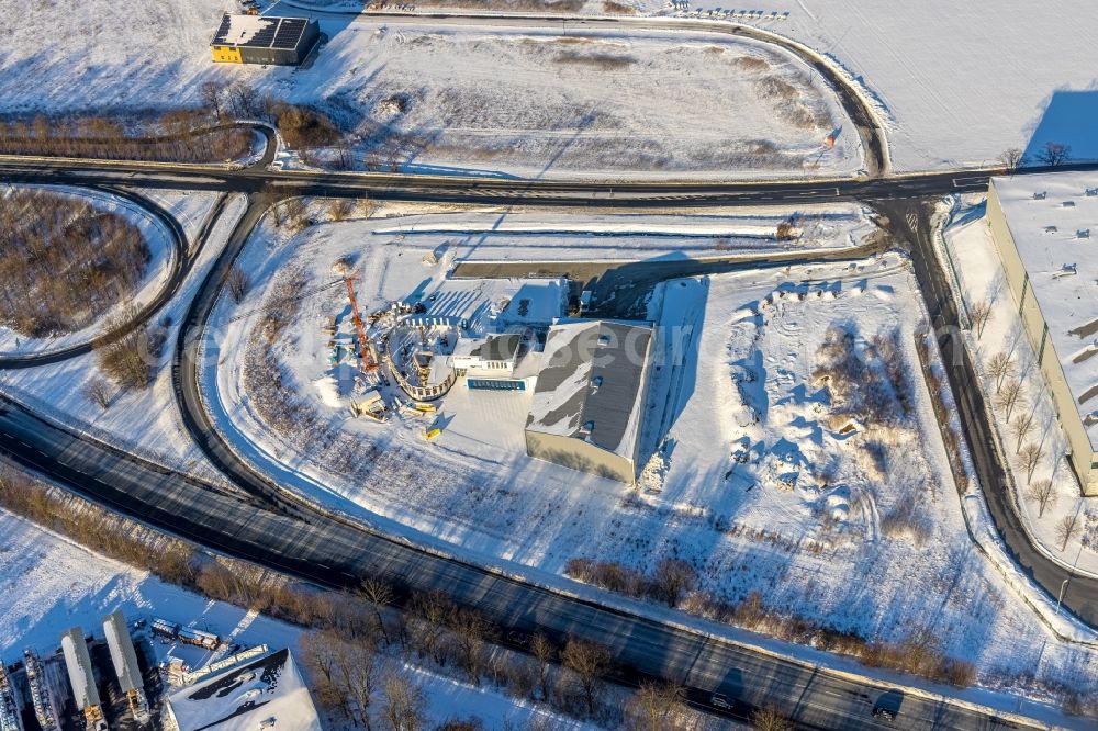 Soest from the bird's eye view: Wintry snowy new building construction site in the industrial park of Industriegebiet Wasserfuhr along the Opmuender Weg and the B475 in Soest in the state North Rhine-Westphalia, Germany