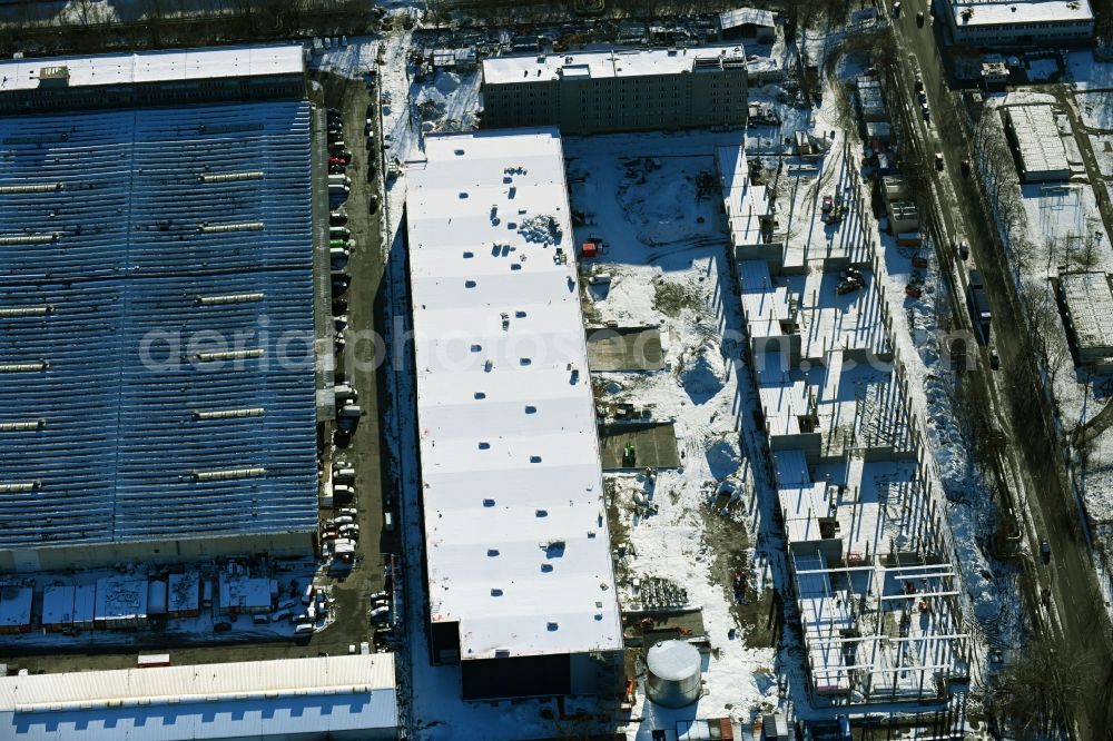 Aerial photograph Berlin - Wintry snowy new building construction site in the industrial park Wollenberger Strasse in the district Hohenschoenhausen in Berlin, Germany