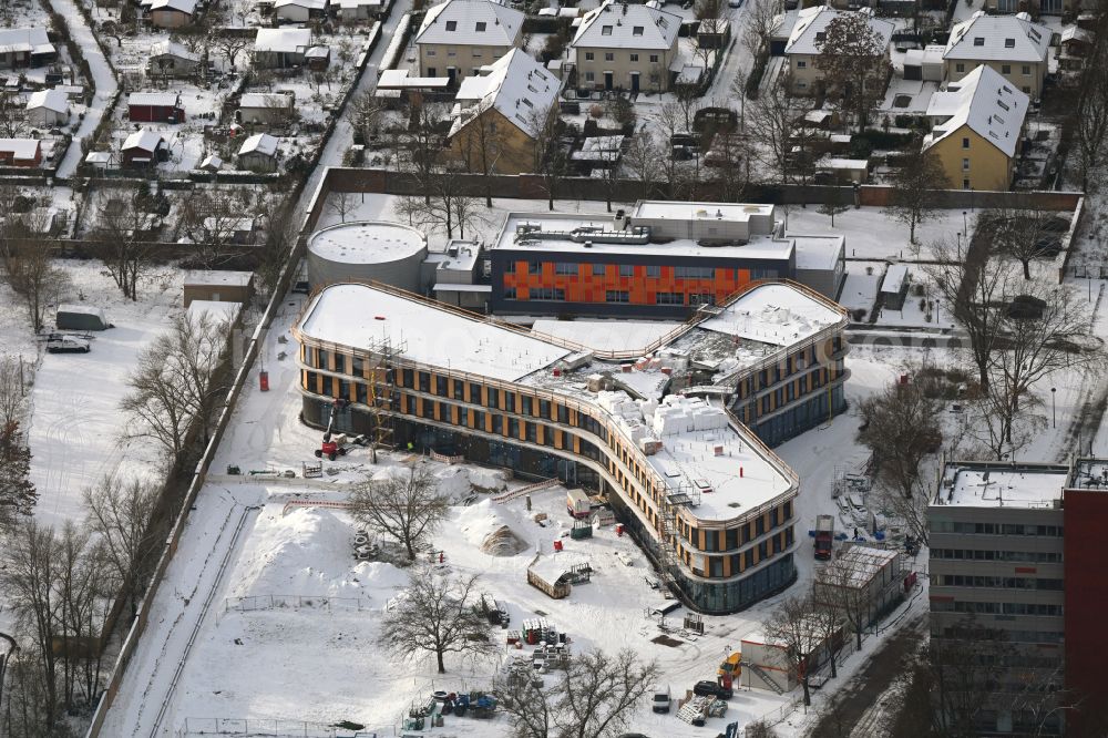 Aerial photograph Berlin - Wintry snowy new construction site of the administration building and situation center for the radiological emergency response of the state authority BfS Federal Office for Radiation Protection on the street Koepenicker Allee in the district Karlshorst in Berlin, Germany