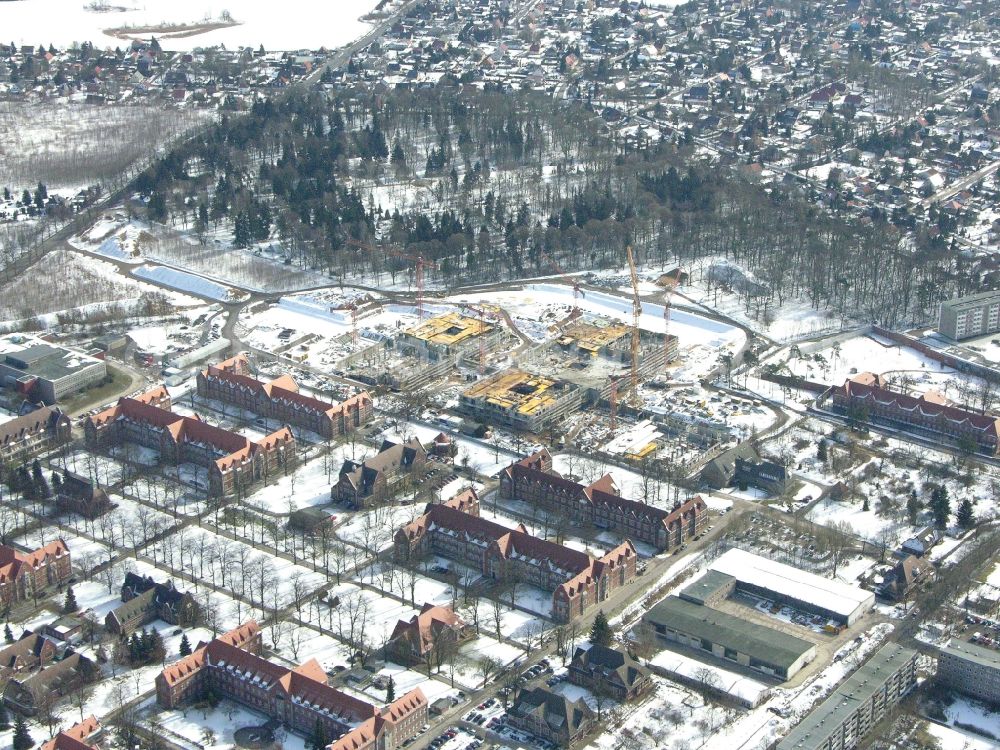 Aerial photograph Berlin - Wintry snowy construction site Hospital grounds of the Clinic Helios Klinikum Berlin-Buch on Schwanebecker Chaussee in the district Buch in Berlin, Germany