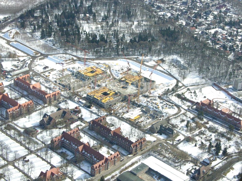 Berlin from above - Wintry snowy construction site Hospital grounds of the Clinic Helios Klinikum Berlin-Buch on Schwanebecker Chaussee in the district Buch in Berlin, Germany