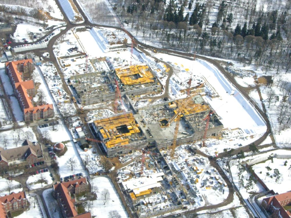 Berlin from the bird's eye view: Wintry snowy construction site Hospital grounds of the Clinic Helios Klinikum Berlin-Buch on Schwanebecker Chaussee in the district Buch in Berlin, Germany