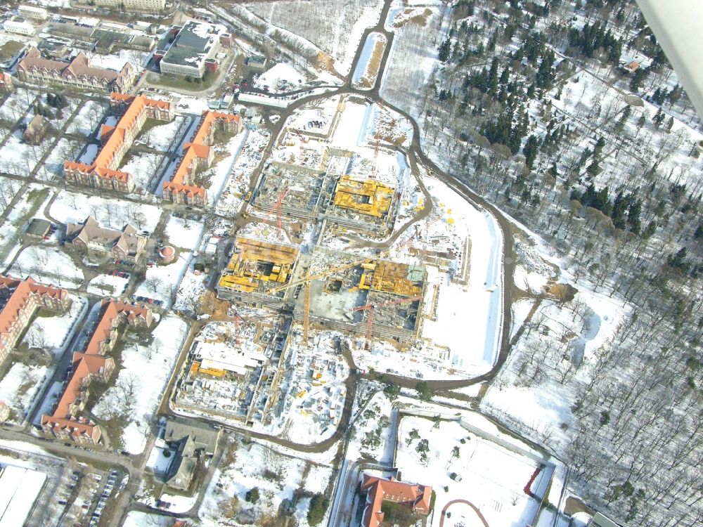 Aerial image Berlin - Wintry snowy construction site Hospital grounds of the Clinic Helios Klinikum Berlin-Buch on Schwanebecker Chaussee in the district Buch in Berlin, Germany