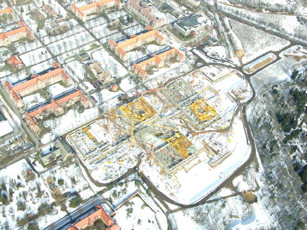 Aerial photograph Berlin - Wintry snowy construction site Hospital grounds of the Clinic Helios Klinikum Berlin-Buch on Schwanebecker Chaussee in the district Buch in Berlin, Germany