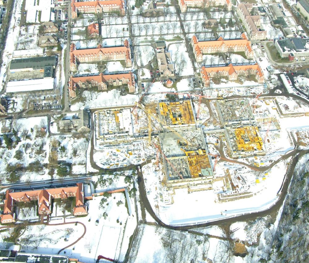 Berlin from above - Wintry snowy construction site Hospital grounds of the Clinic Helios Klinikum Berlin-Buch on Schwanebecker Chaussee in the district Buch in Berlin, Germany