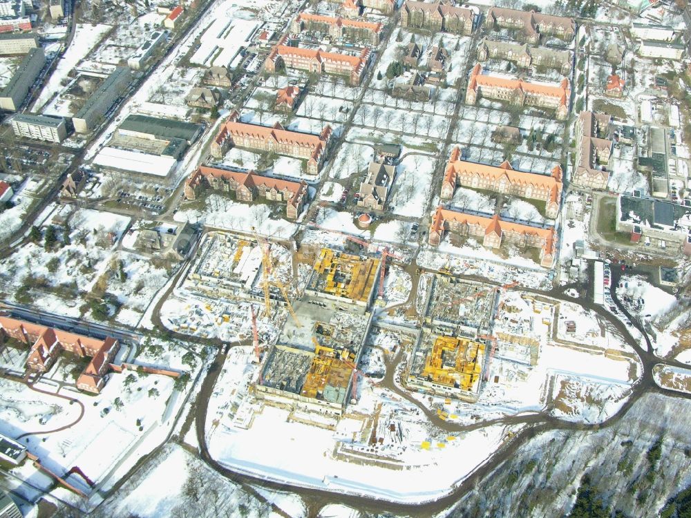 Berlin from the bird's eye view: Wintry snowy construction site Hospital grounds of the Clinic Helios Klinikum Berlin-Buch on Schwanebecker Chaussee in the district Buch in Berlin, Germany