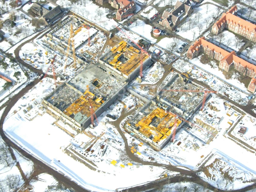 Aerial image Berlin - Wintry snowy construction site Hospital grounds of the Clinic Helios Klinikum Berlin-Buch on Schwanebecker Chaussee in the district Buch in Berlin, Germany