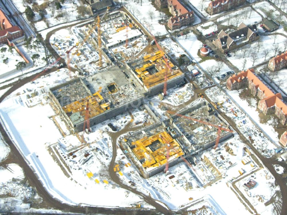 Aerial photograph Berlin - Wintry snowy construction site Hospital grounds of the Clinic Helios Klinikum Berlin-Buch on Schwanebecker Chaussee in the district Buch in Berlin, Germany