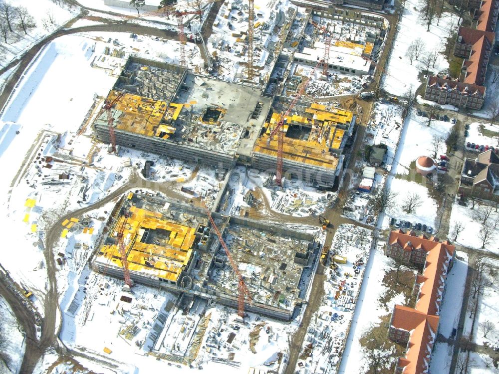 Berlin from the bird's eye view: Wintry snowy construction site Hospital grounds of the Clinic Helios Klinikum Berlin-Buch on Schwanebecker Chaussee in the district Buch in Berlin, Germany