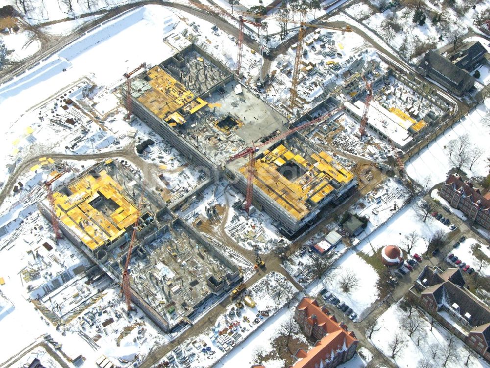 Aerial image Berlin - Wintry snowy construction site Hospital grounds of the Clinic Helios Klinikum Berlin-Buch on Schwanebecker Chaussee in the district Buch in Berlin, Germany