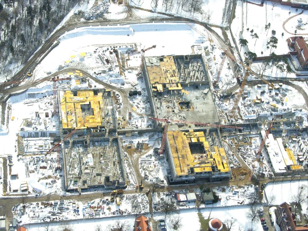 Aerial photograph Berlin - Wintry snowy construction site Hospital grounds of the Clinic Helios Klinikum Berlin-Buch on Schwanebecker Chaussee in the district Buch in Berlin, Germany