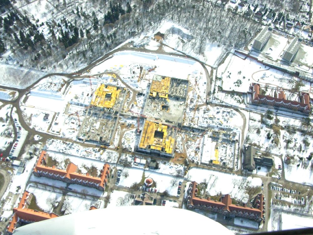 Berlin from above - Wintry snowy construction site Hospital grounds of the Clinic Helios Klinikum Berlin-Buch on Schwanebecker Chaussee in the district Buch in Berlin, Germany