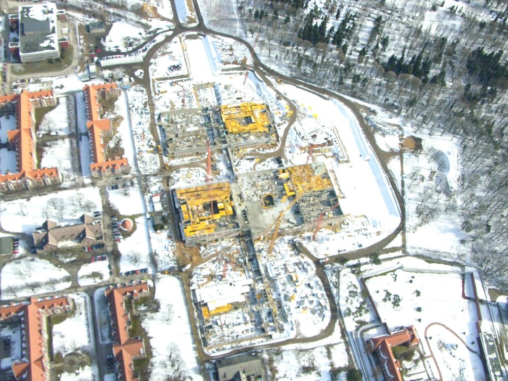 Berlin from the bird's eye view: Wintry snowy construction site Hospital grounds of the Clinic Helios Klinikum Berlin-Buch on Schwanebecker Chaussee in the district Buch in Berlin, Germany