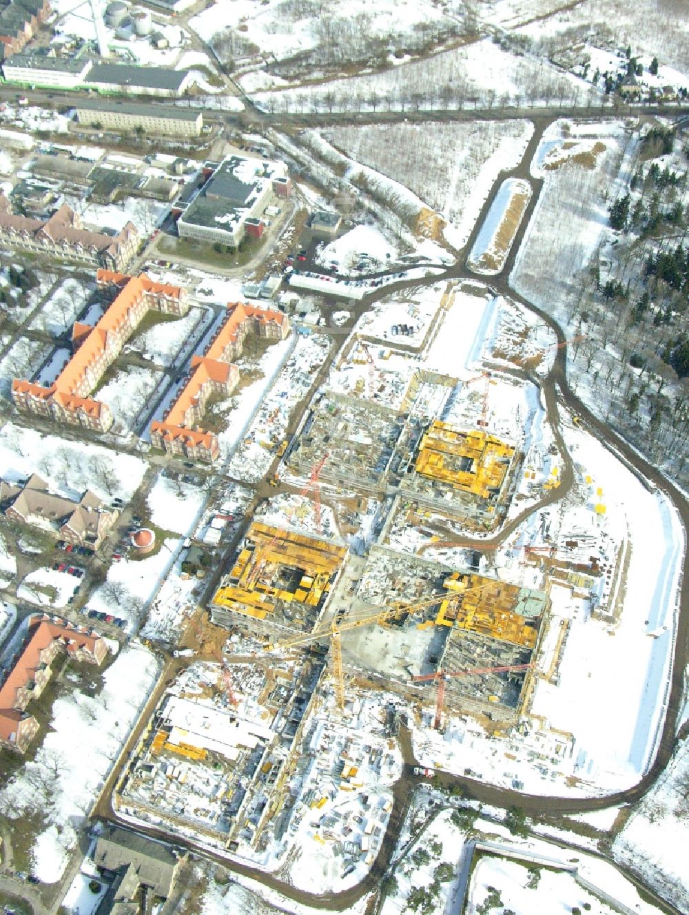 Aerial image Berlin - Wintry snowy construction site Hospital grounds of the Clinic Helios Klinikum Berlin-Buch on Schwanebecker Chaussee in the district Buch in Berlin, Germany