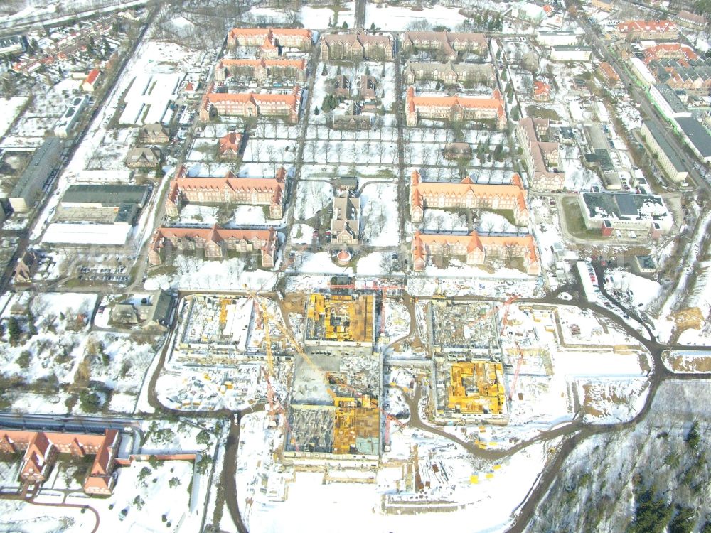 Aerial photograph Berlin - Wintry snowy construction site Hospital grounds of the Clinic Helios Klinikum Berlin-Buch on Schwanebecker Chaussee in the district Buch in Berlin, Germany