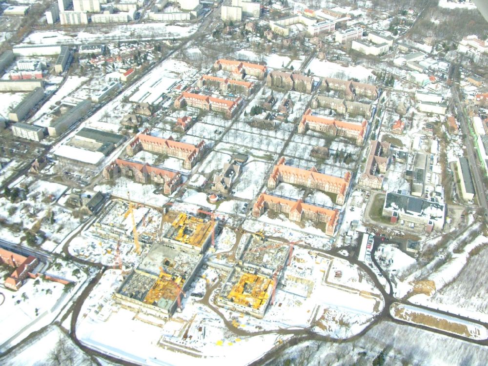 Berlin from above - Wintry snowy construction site Hospital grounds of the Clinic Helios Klinikum Berlin-Buch on Schwanebecker Chaussee in the district Buch in Berlin, Germany