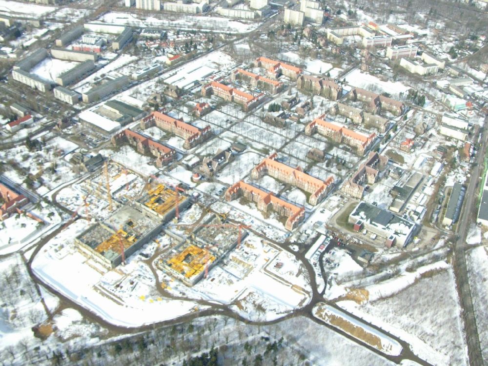 Berlin from the bird's eye view: Wintry snowy construction site Hospital grounds of the Clinic Helios Klinikum Berlin-Buch on Schwanebecker Chaussee in the district Buch in Berlin, Germany