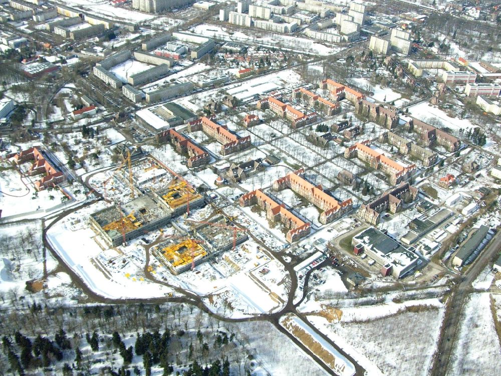 Aerial image Berlin - Wintry snowy construction site Hospital grounds of the Clinic Helios Klinikum Berlin-Buch on Schwanebecker Chaussee in the district Buch in Berlin, Germany