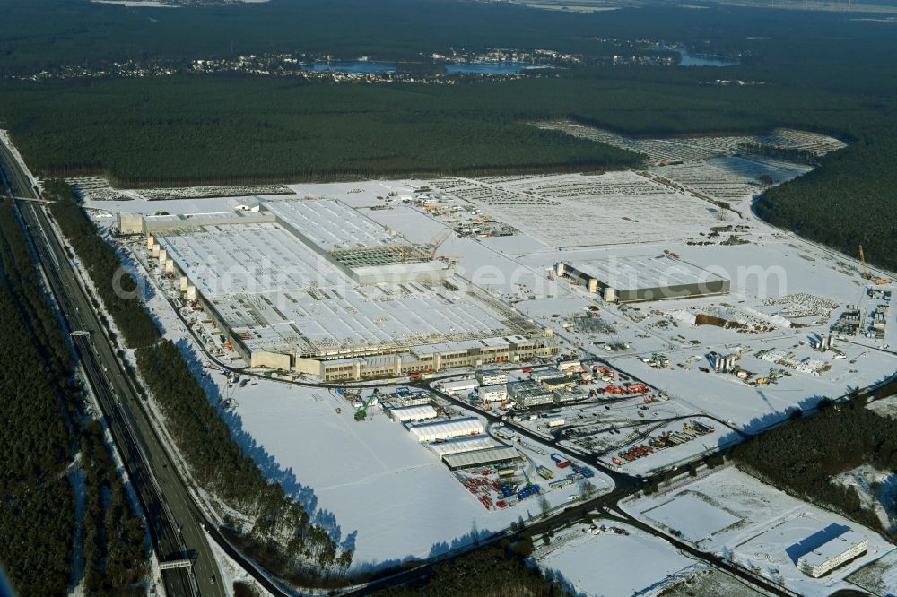 Aerial image Grünheide (Mark) - Wintry snowy construction site for the new building of Tesla Gigafactory 4 on Schlehenweg - Eichenstrasse in the district Freienbrink in Gruenheide (Mark) in the state Brandenburg, Germany