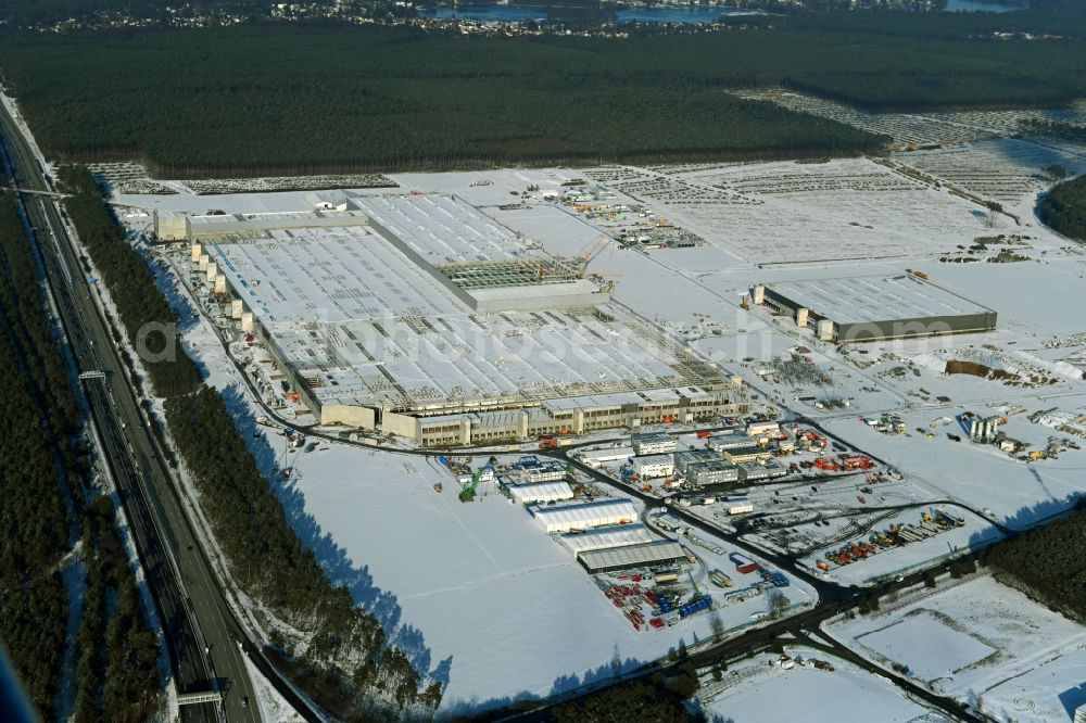 Aerial photograph Grünheide (Mark) - Wintry snowy construction site for the new building of Tesla Gigafactory 4 on Schlehenweg - Eichenstrasse in the district Freienbrink in Gruenheide (Mark) in the state Brandenburg, Germany