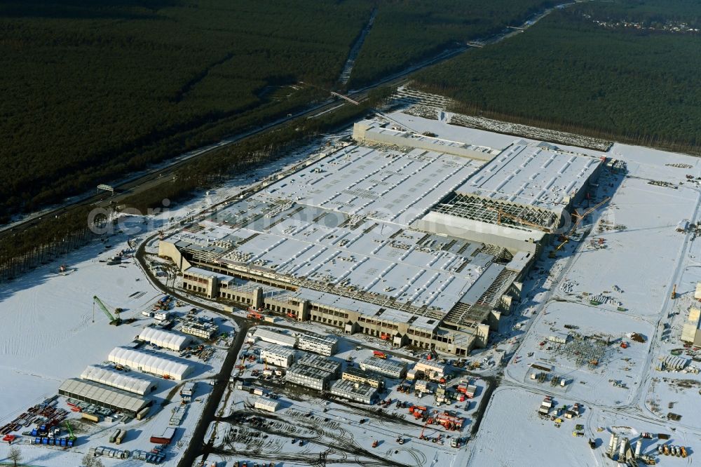 Aerial image Grünheide (Mark) - Wintry snowy construction site for the new building of Tesla Gigafactory 4 on Schlehenweg - Eichenstrasse in the district Freienbrink in Gruenheide (Mark) in the state Brandenburg, Germany