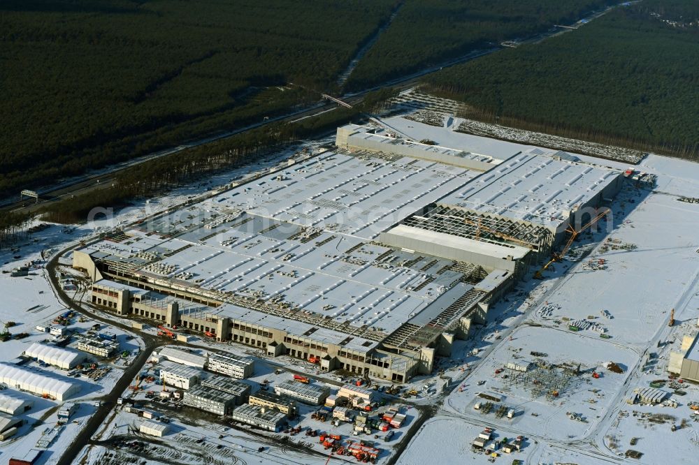 Aerial photograph Grünheide (Mark) - Wintry snowy construction site for the new building of Tesla Gigafactory 4 on Schlehenweg - Eichenstrasse in the district Freienbrink in Gruenheide (Mark) in the state Brandenburg, Germany